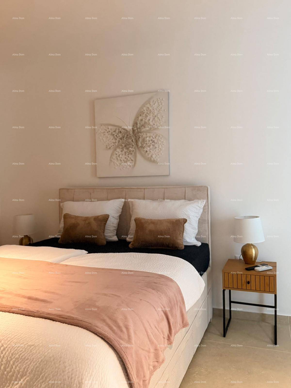 Schlafzimmer mit zwei Einzelbetten, Nachttisch und Schmetterlings-Wandkunst.