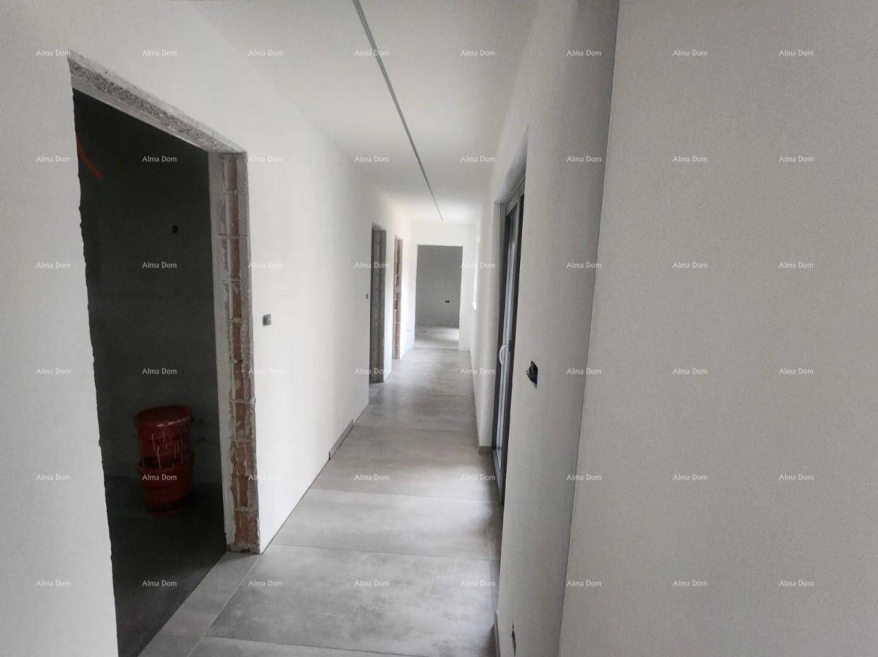 Langer, heller Flur mit modernen Fliesen und Zugang zu mehreren Zimmern, noch im Bau.
