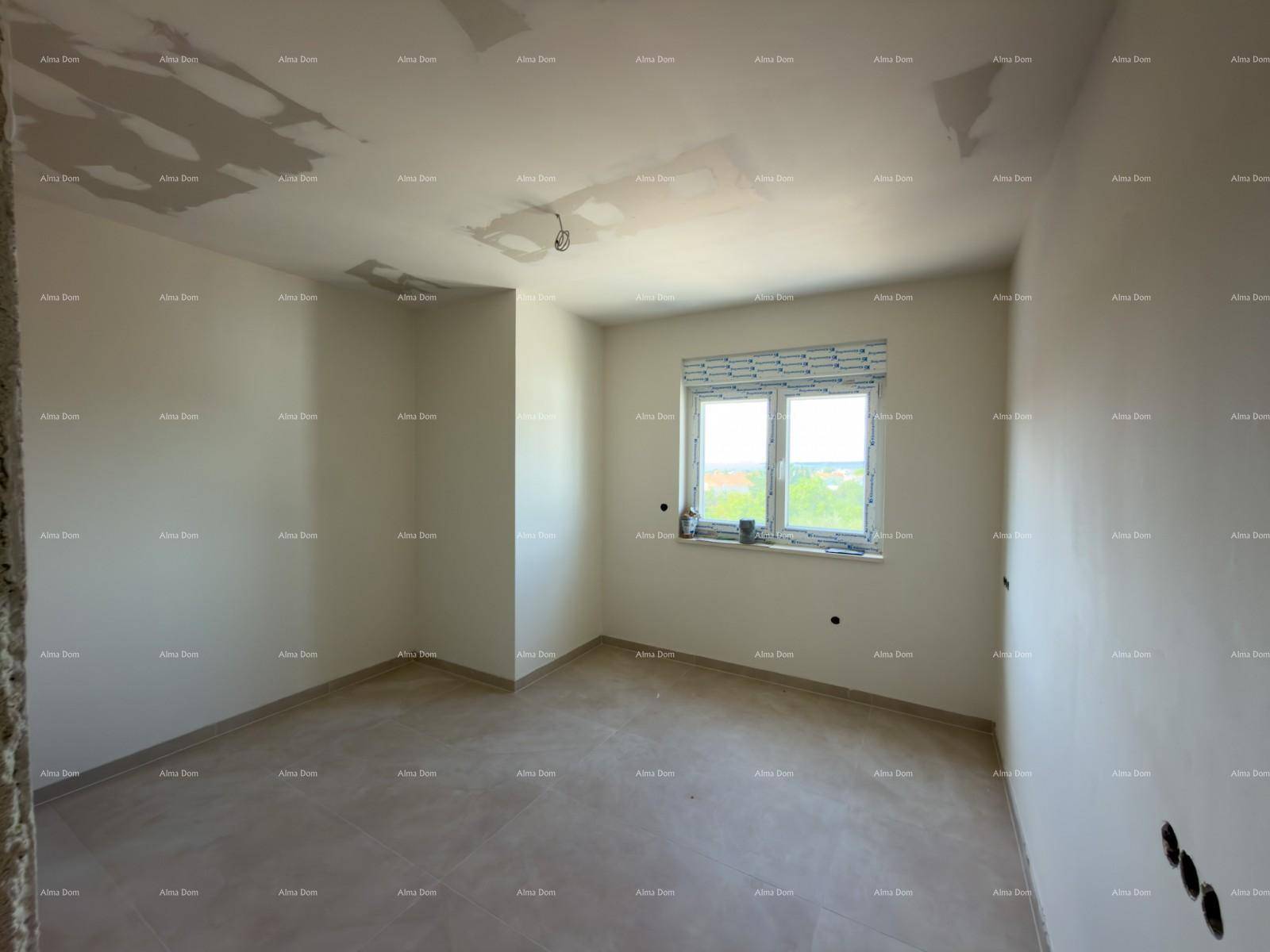 Helles, unfertiges Schlafzimmer mit Fliesenboden und Fenster, bereit für den Innenausbau.