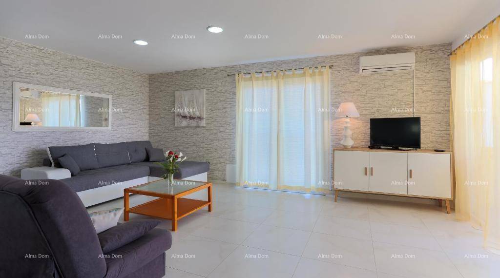 Geräumiges Wohnzimmer mit L-förmigem Sofa, Fliesenboden und Klimaanlage.