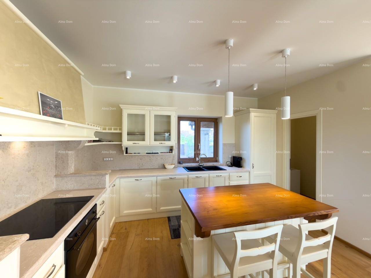 Moderne Küche mit hellen Schränken, Holzinsel und integrierten Geräten, ideal für geselliges Kochen.