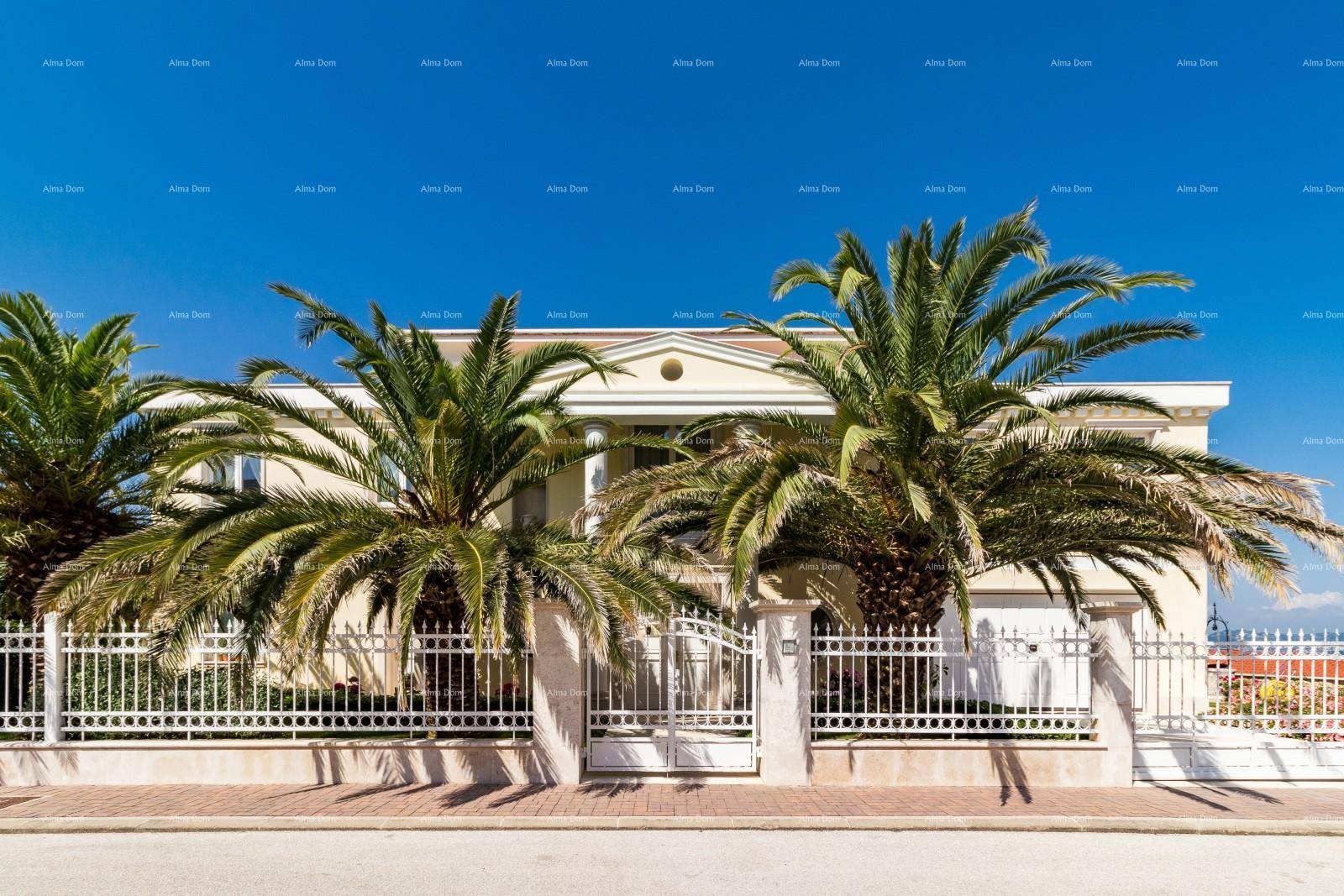Elegante Fassade der Villa mit klassischer Architektur, umgeben von Palmen und einem schmiedeeisernen Zaun.
