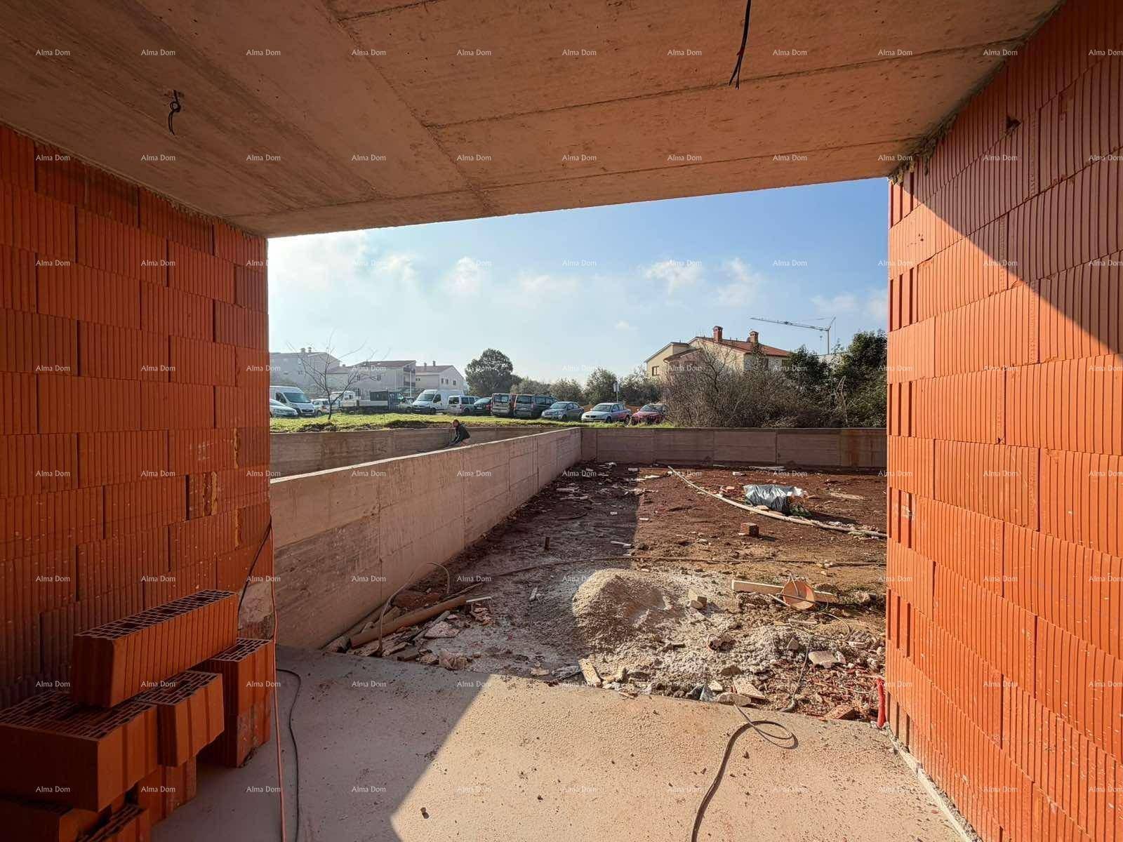 Unfertiger Innenraum im Rohbau mit Blick auf die Baustelle und den Außenbereich.