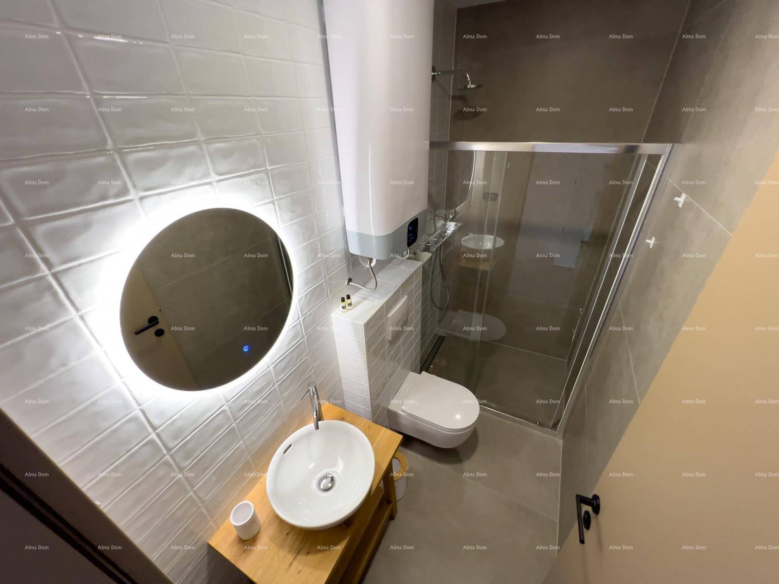 Modernes Badezimmer mit Duschkabine, beleuchtetem Spiegel und stilvollem Holzwaschtisch.