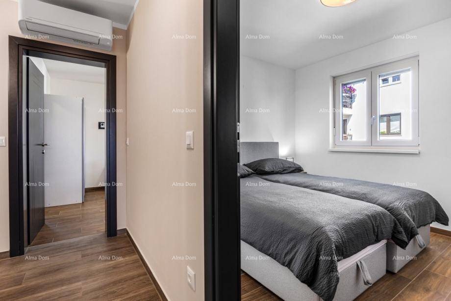 Schlafzimmer mit zwei Einzelbetten, Holzfußboden und Klimaanlage für Komfort.