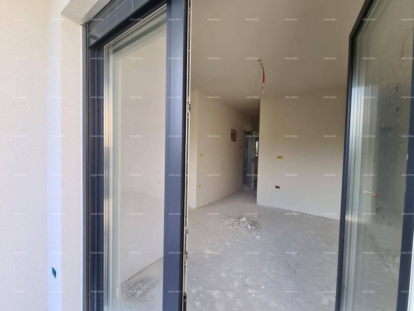 Rohbau-Raum mit Zugang zu einem Außenbereich durch eine große Glastür.