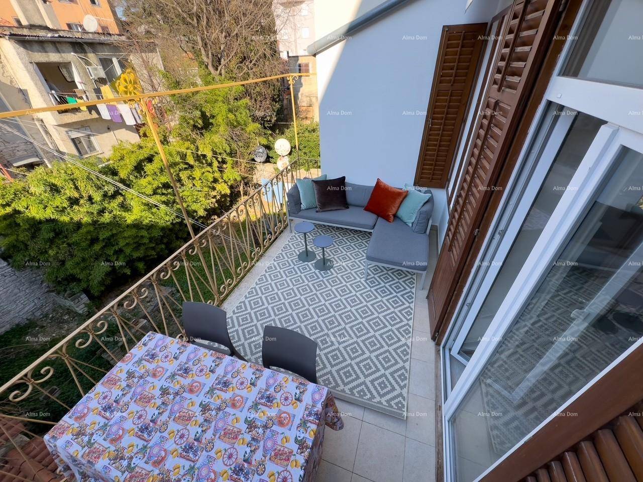 Weitläufiger Balkon mit stilvoller Einrichtung und Blick auf die grüne Umgebung.