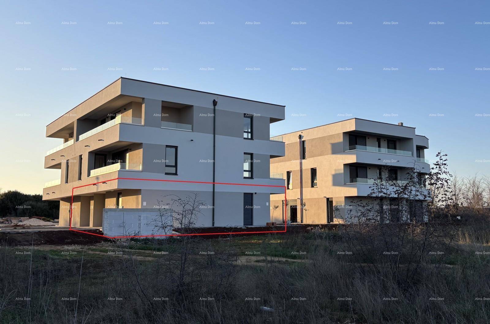 Zwei moderne Apartmentgebäude im Bau, umgeben von einer unbebauten Grünfläche.