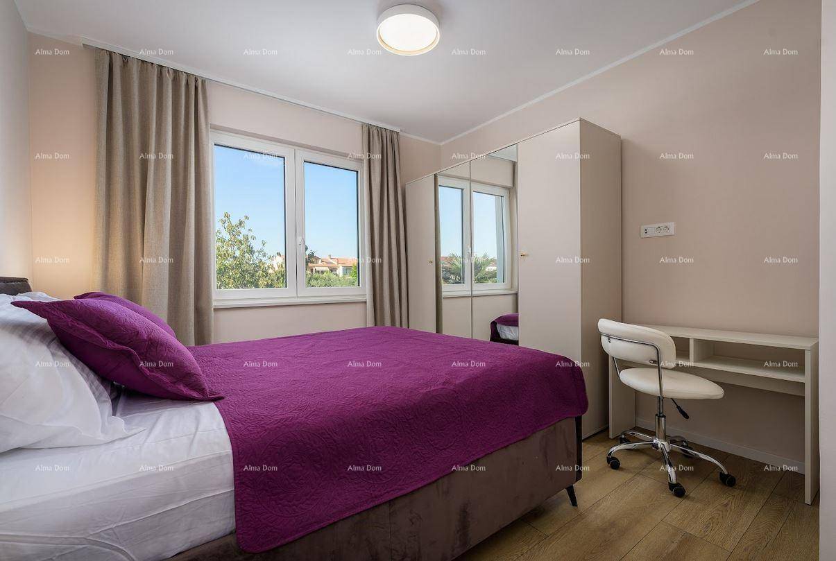 Schlafzimmer mit Einzelbett, Schreibtisch und einem Kleiderschrank mit Spiegeltüren.