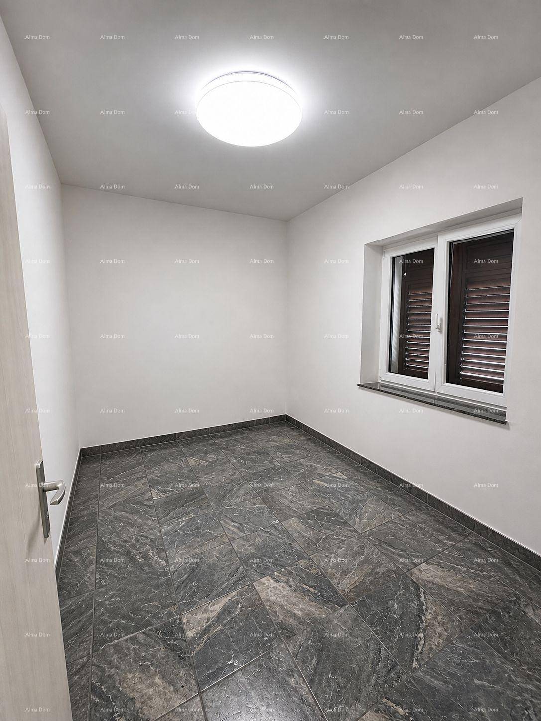 Heller, leerer Raum mit Fliesenboden und Fenster, ideal als Schlaf- oder Arbeitszimmer nutzbar.