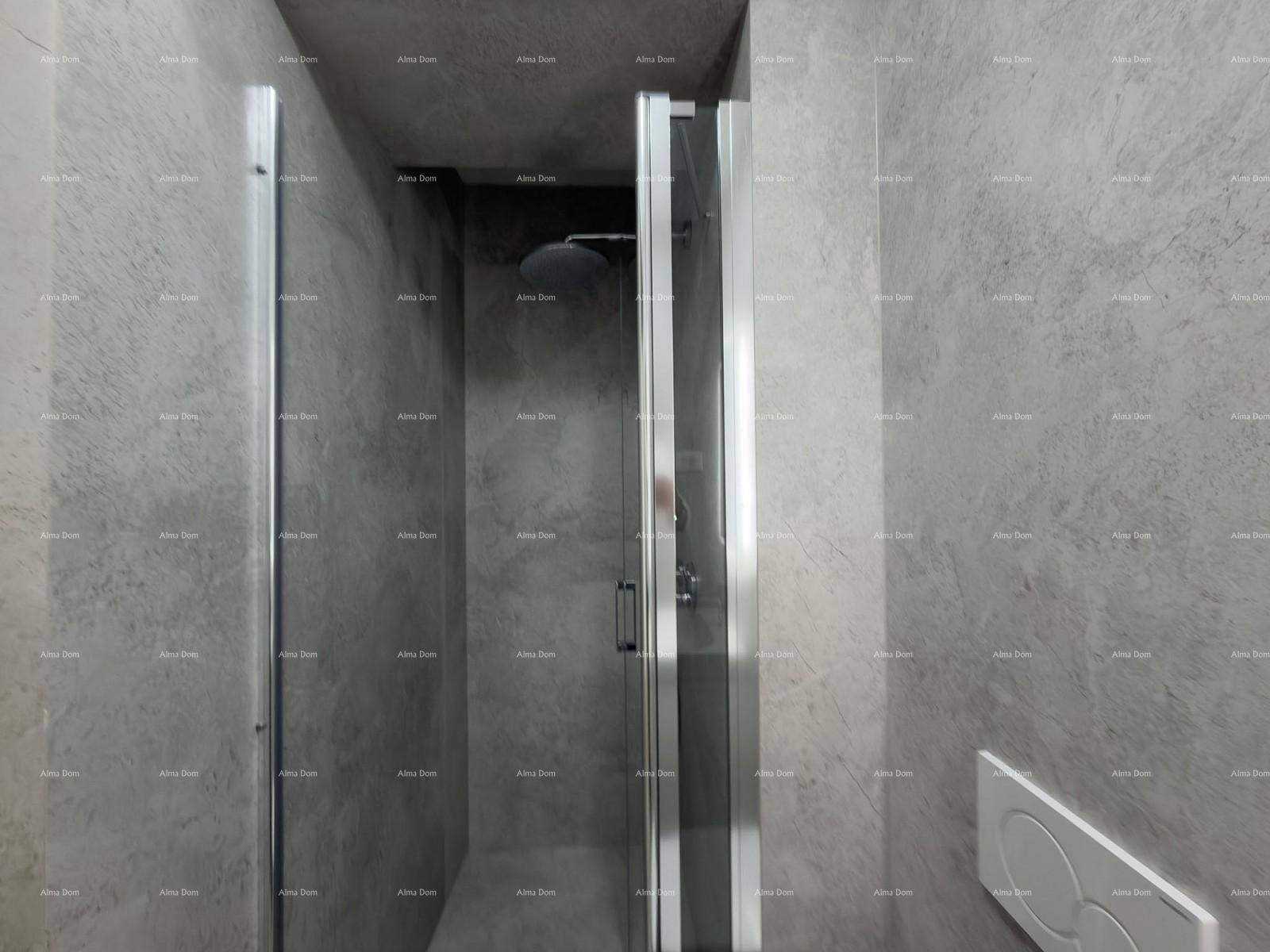 Moderne Duschkabine mit Regendusche und grauen Fliesen im Badezimmer.