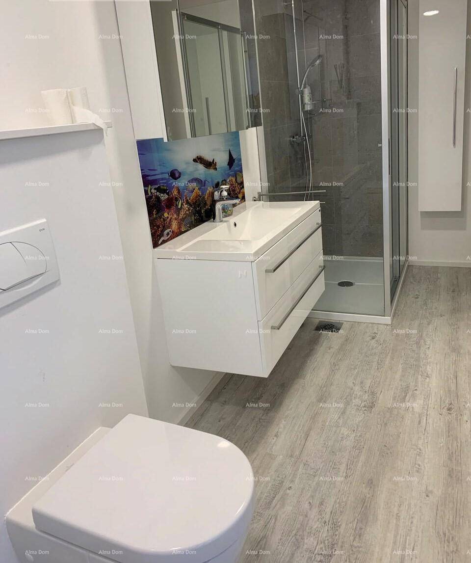 Modernes Badezimmer mit wandhängendem WC, Waschbecken und Duschkabine.