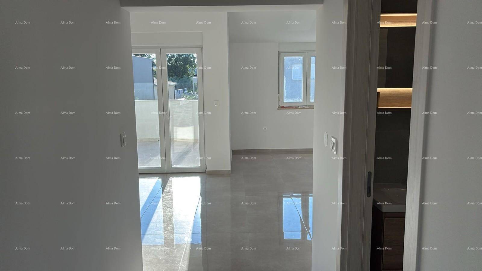 Heller, leerer Raum mit großen Fenstertüren und glänzenden Fliesenböden, bereit zur Einrichtung.