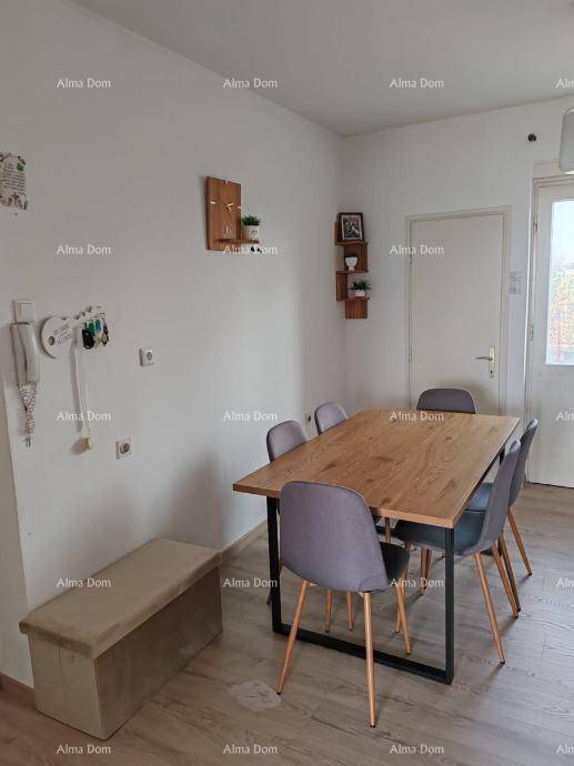 Heller Essbereich mit modernem Holztisch und bequemen Stühlen, ideal für Familienmahlzeiten.