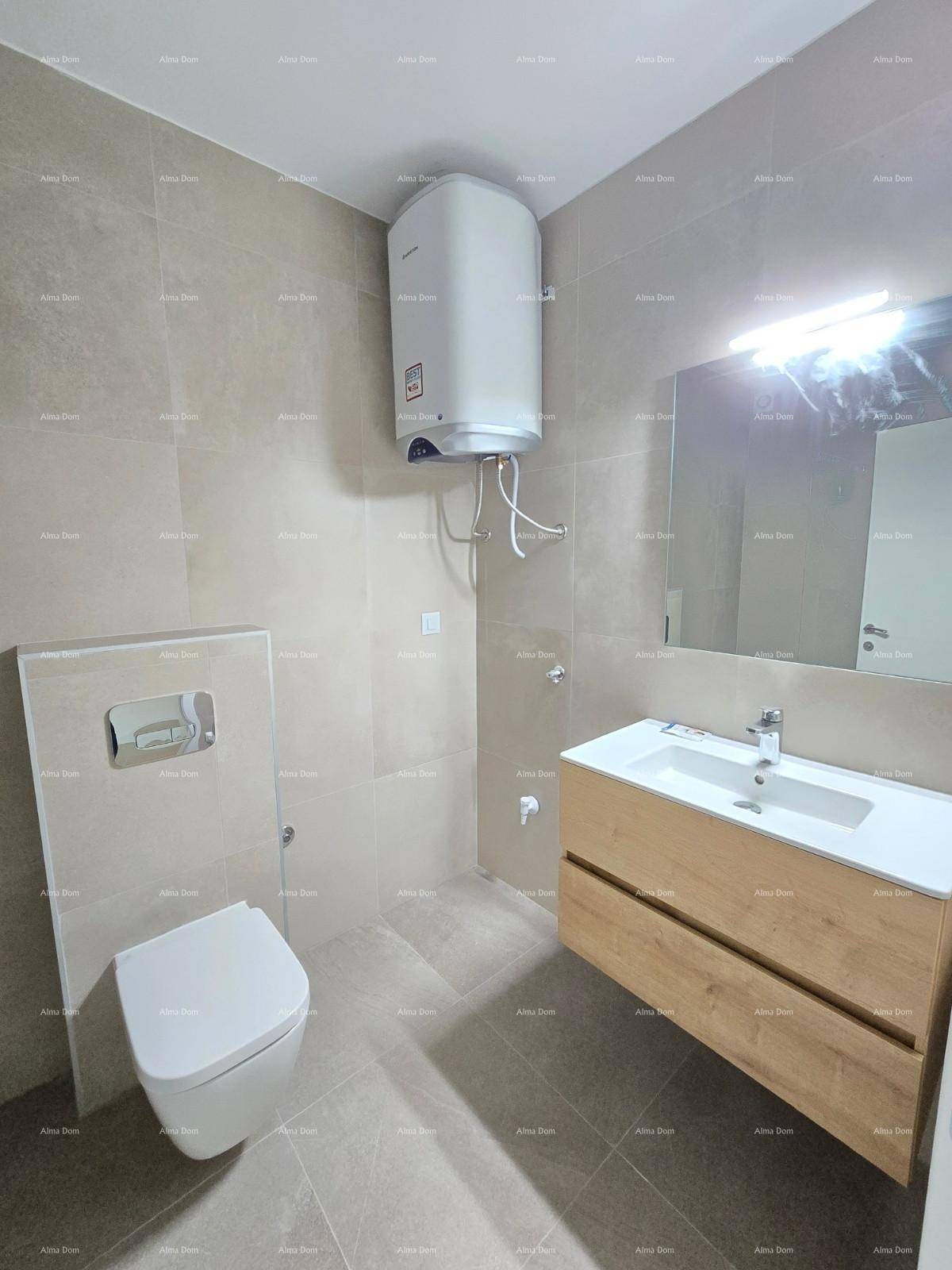 Modernes Badezimmer mit Wand-WC, Einzelwaschbecken und Warmwasserboiler, komplett gefliest.