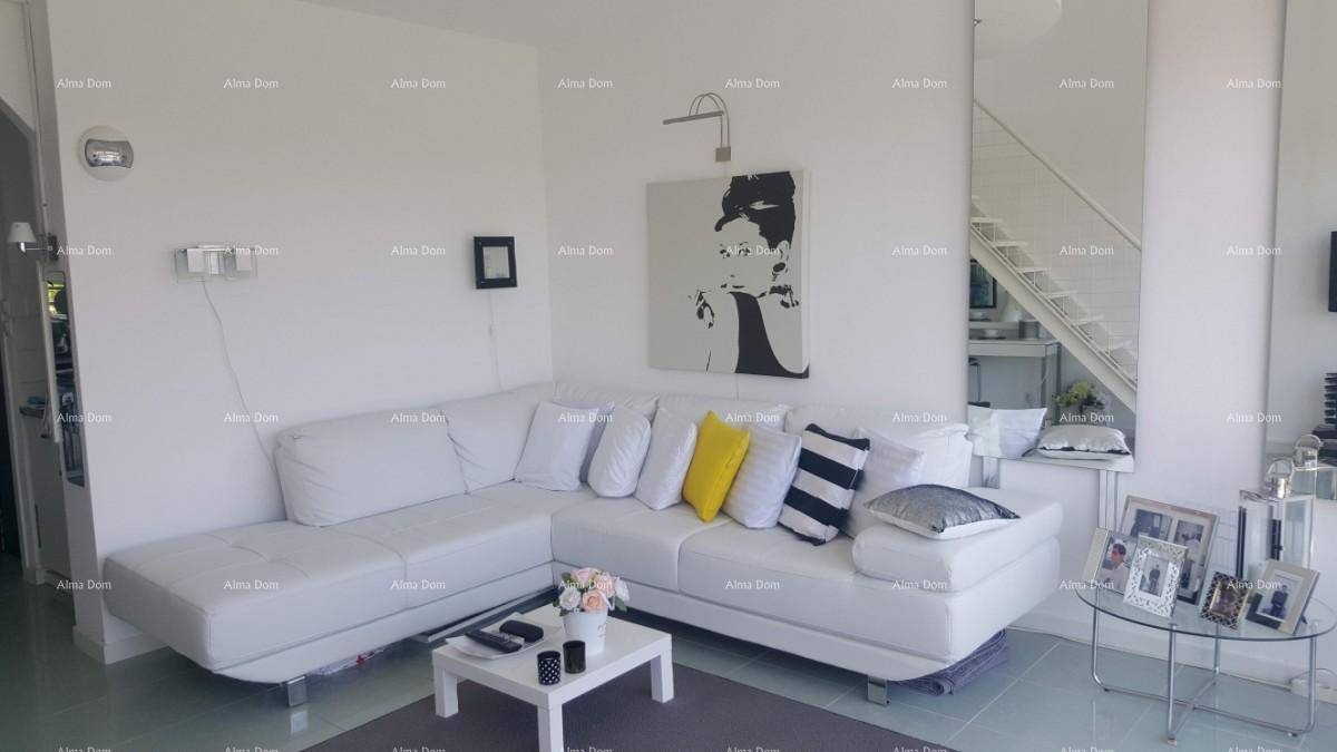 Modernes Wohnzimmer mit weißem Ecksofa, minimalistischer Dekoration und einem großen Spiegel.