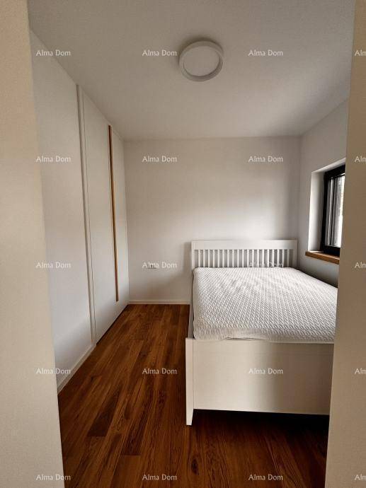 Helles Schlafzimmer mit Holzboden, weißem Bett und integrierten Kleiderschränken.