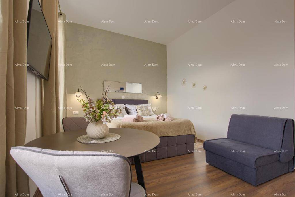 Gemütliches Schlafzimmer mit Doppelbett, kleinem Sofa und Essbereich, ideal für Entspannung.