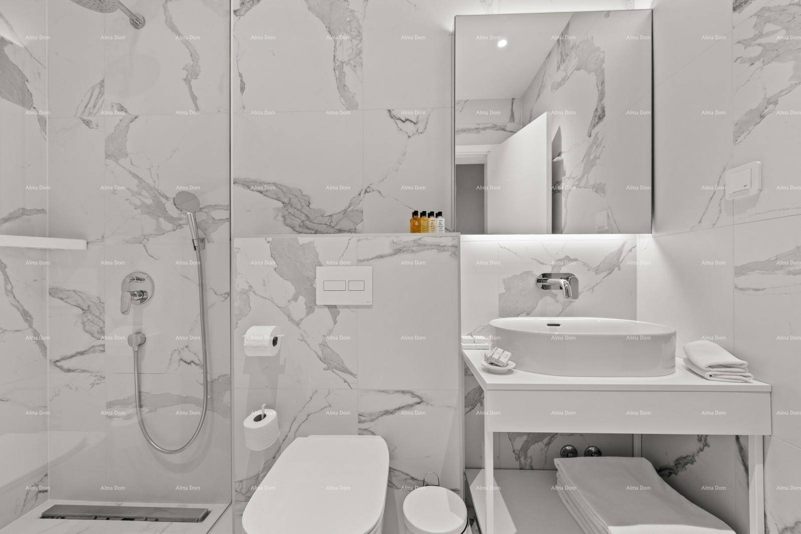 Modernes Badezimmer mit Dusche, wandhängendem WC und eleganten Marmor-Optik-Fliesen.