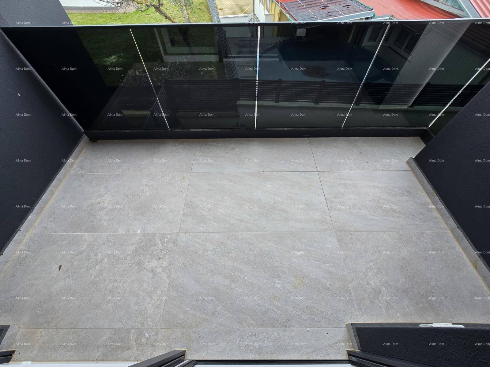 Geräumiger Balkon mit Fliesenboden und modernem Glasgeländer.