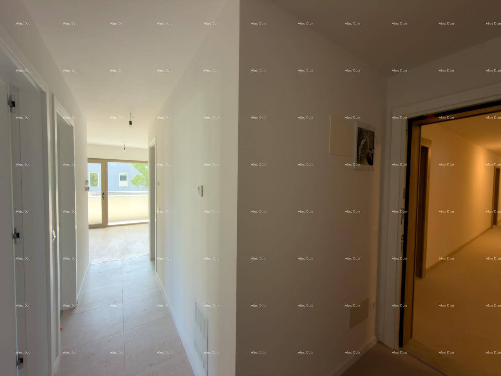 Langer, heller Flur mit Fliesenboden und Türen zu verschiedenen Räumen, führt zu einem Balkon.