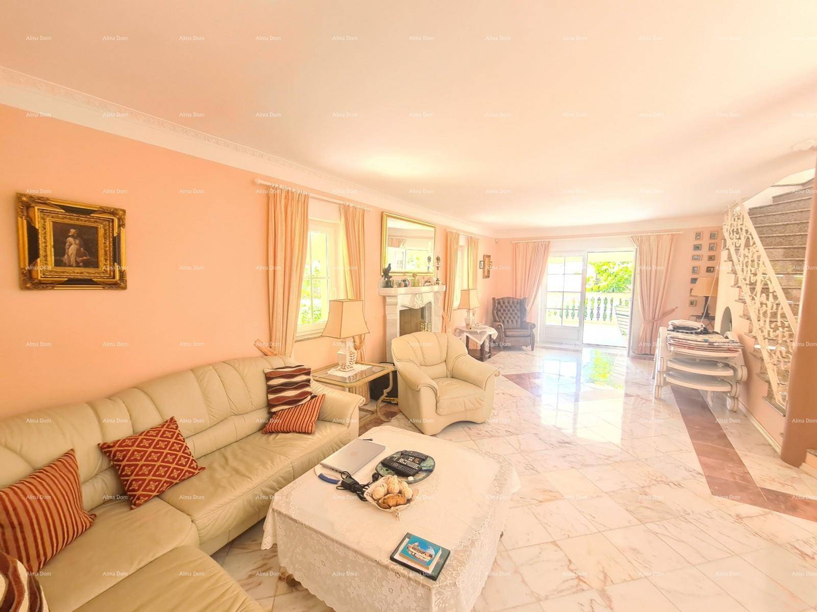 Helles Wohnzimmer mit bequemen Sofas, Marmorboden und Treppe zum Obergeschoss.