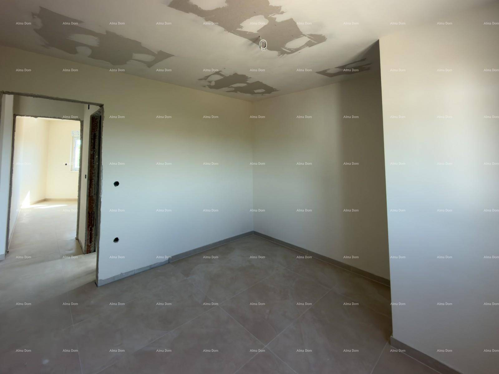 Geräumiges, unfertiges Schlafzimmer mit Fliesenboden und Blick in den Flur.