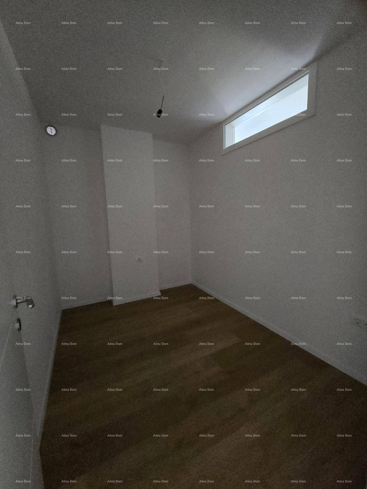 Kleinerer Raum mit Holzfußboden und einem hohen Fenster, ideal als Schlaf- oder Arbeitszimmer.