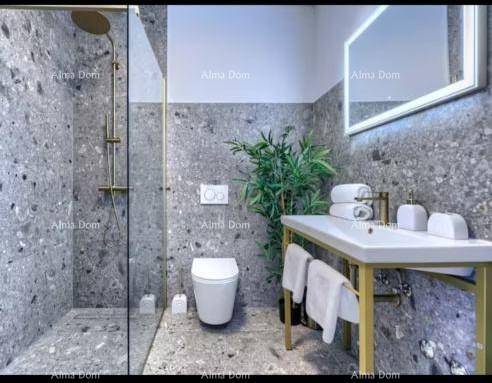 Elegantes Badezimmer mit begehbarer Dusche, modernem Waschtisch und großem Spiegel.