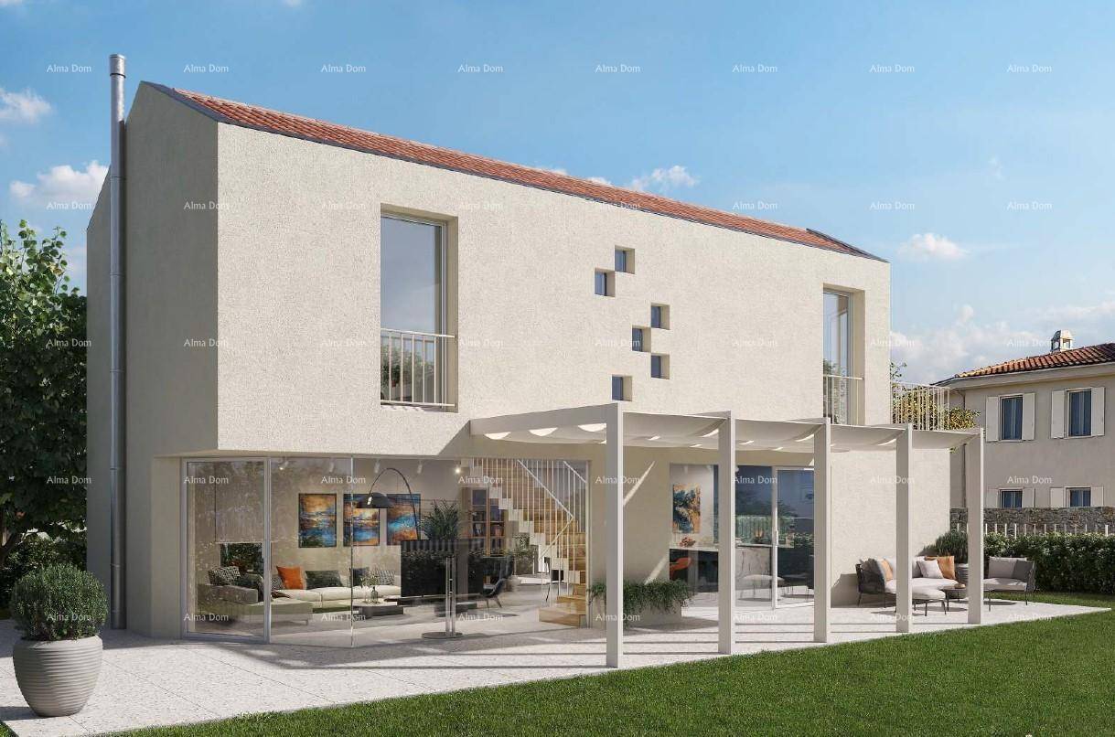 Rückansicht der modernen Villa mit weitläufiger Terrasse, Pergola und Zugang zum Garten.