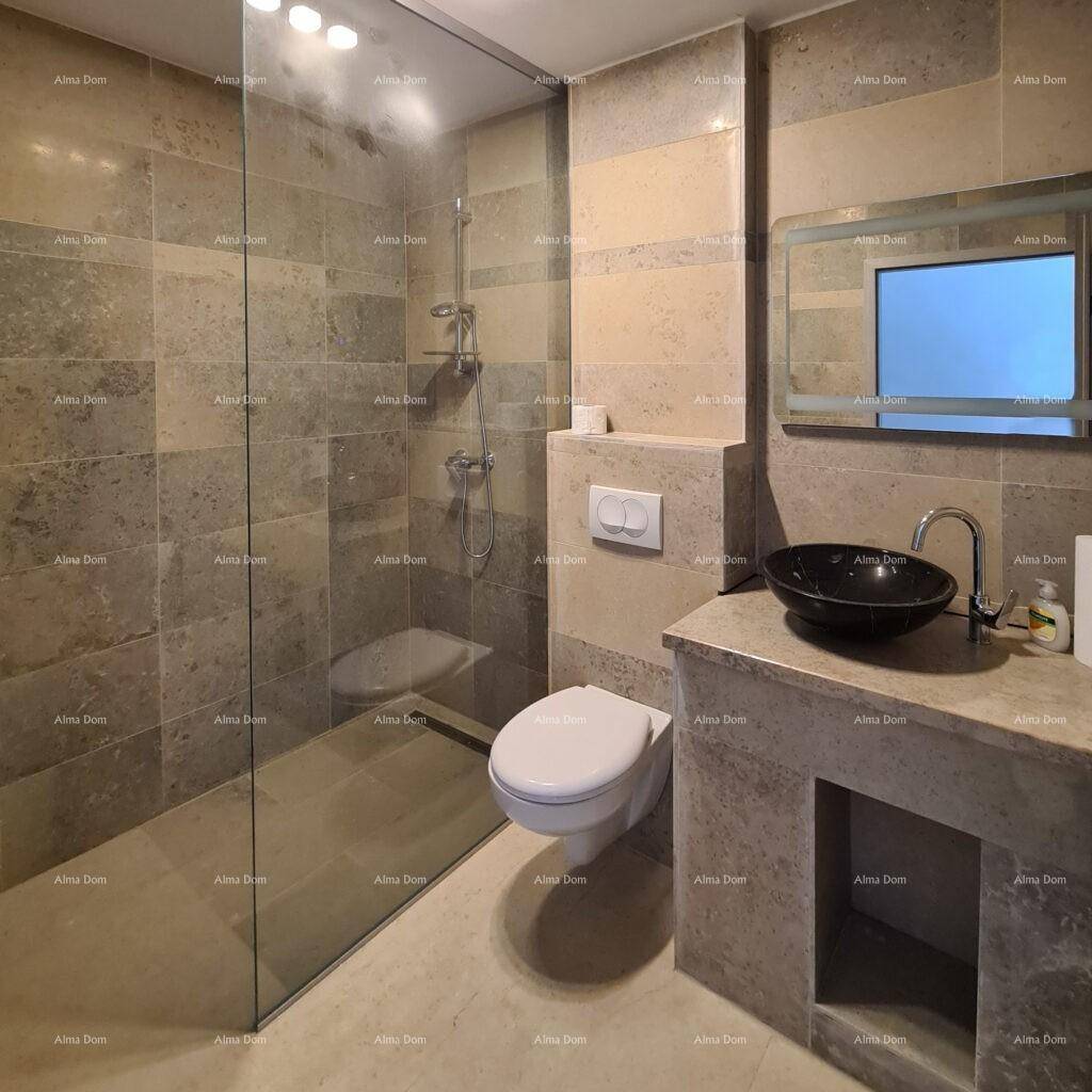 Modernes Badezimmer mit begehbarer Dusche, Wand-WC und stilvollen Fliesen.