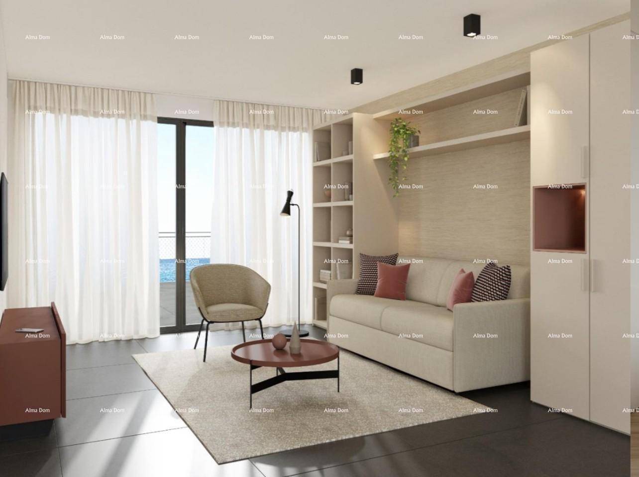 Lichtdurchflutetes Wohnzimmer mit großen Fenstern, modernem Sofa und Meerblick.