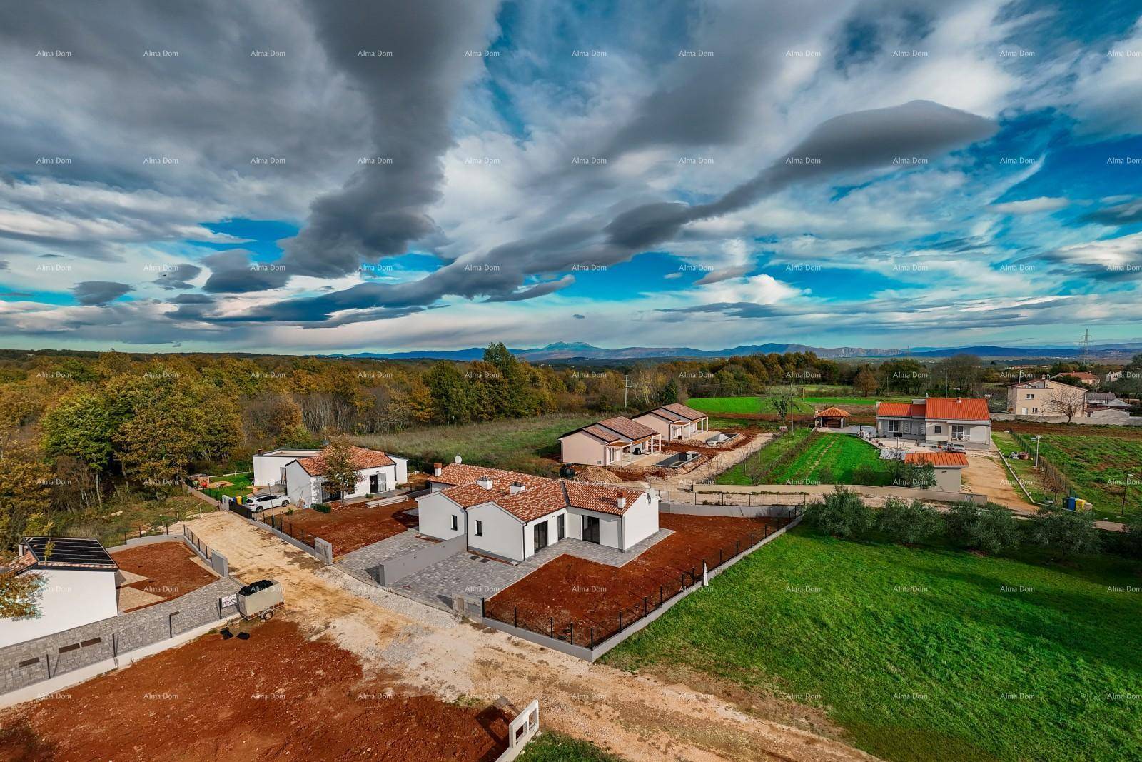 Panoramablick auf die ländliche Umgebung mit mehreren Neubauten und weiten Feldern.