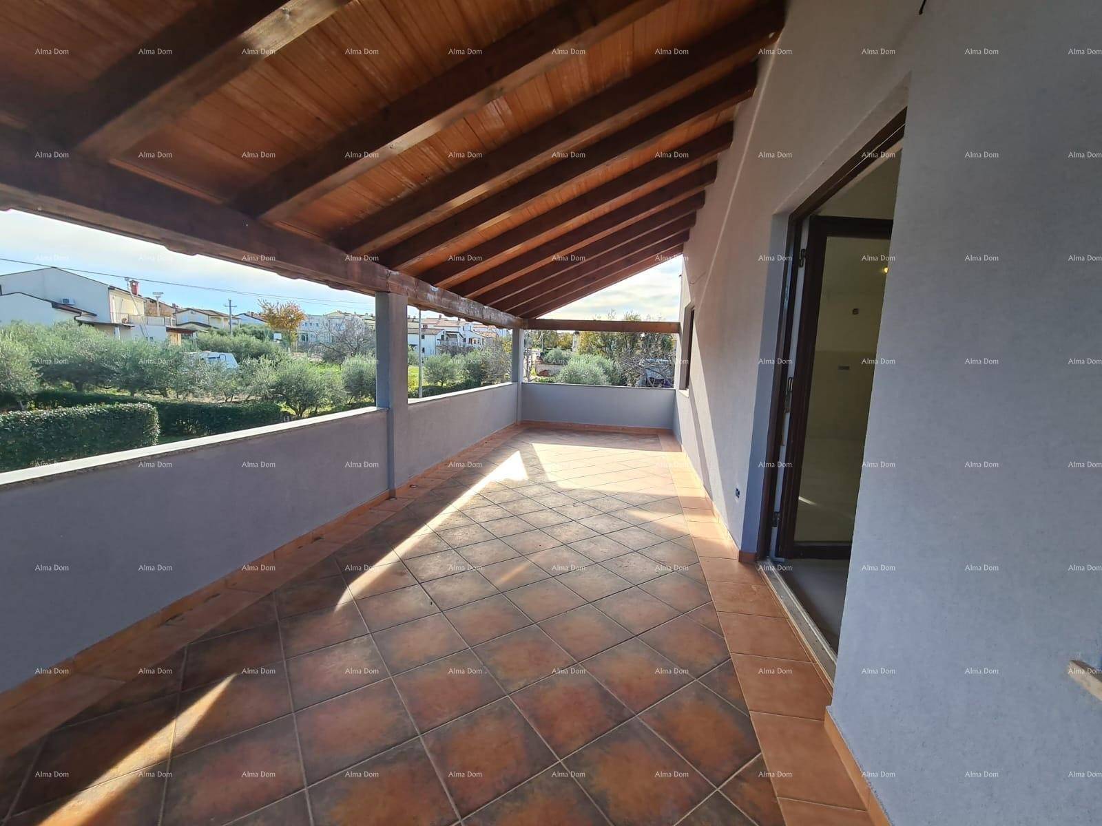 Überdachte Terrasse mit Holzdach, Terrakottafliesen und Blick auf die Umgebung.