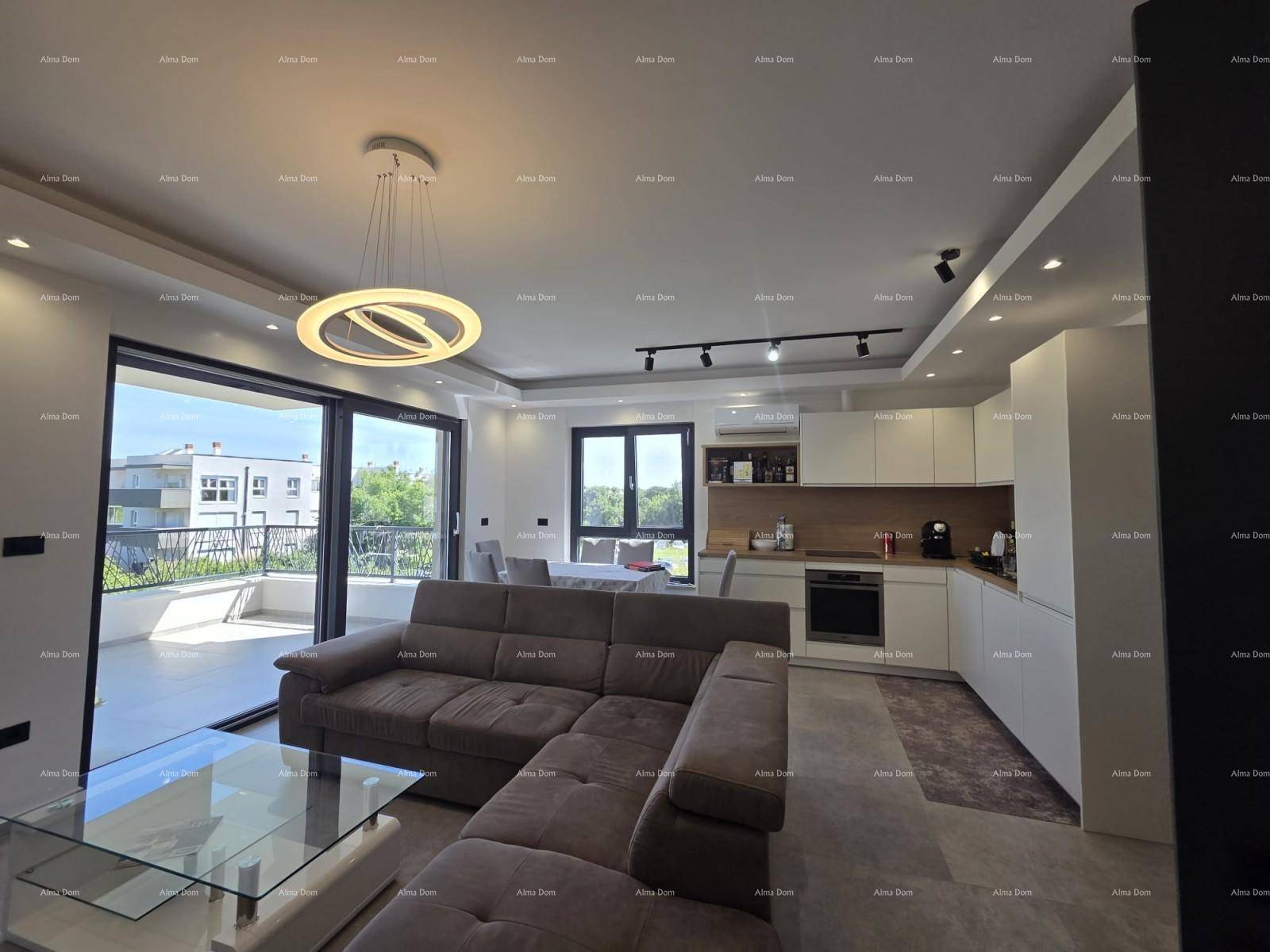 Heller Wohn- und Essbereich mit offener Küche, großem Sofa und Schiebetüren zum Balkon.