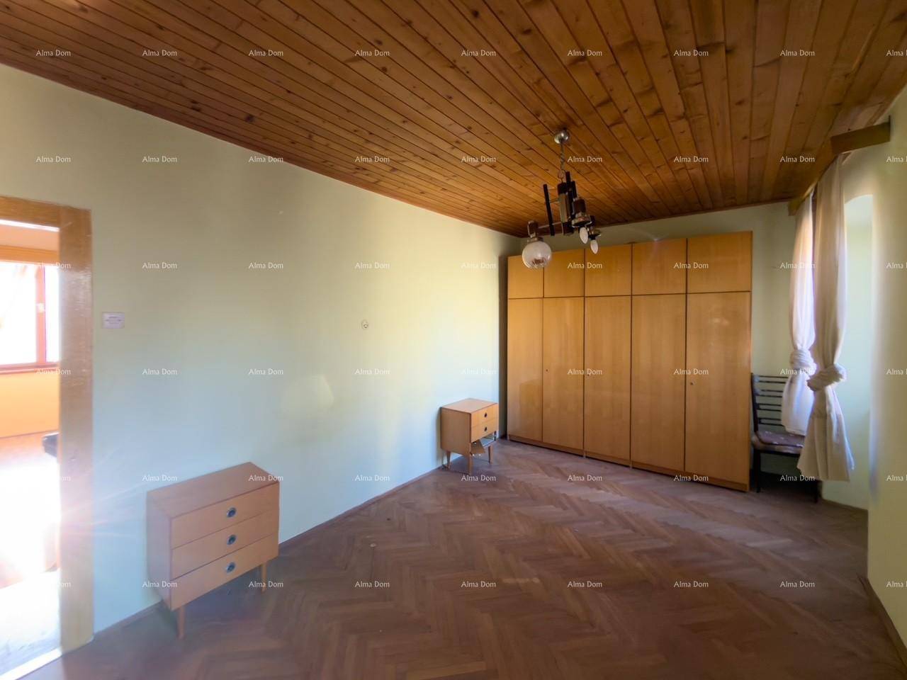 Geräumiges Schlafzimmer mit Holzdecke, Parkettboden und großem Kleiderschrank in hellem Zustand.