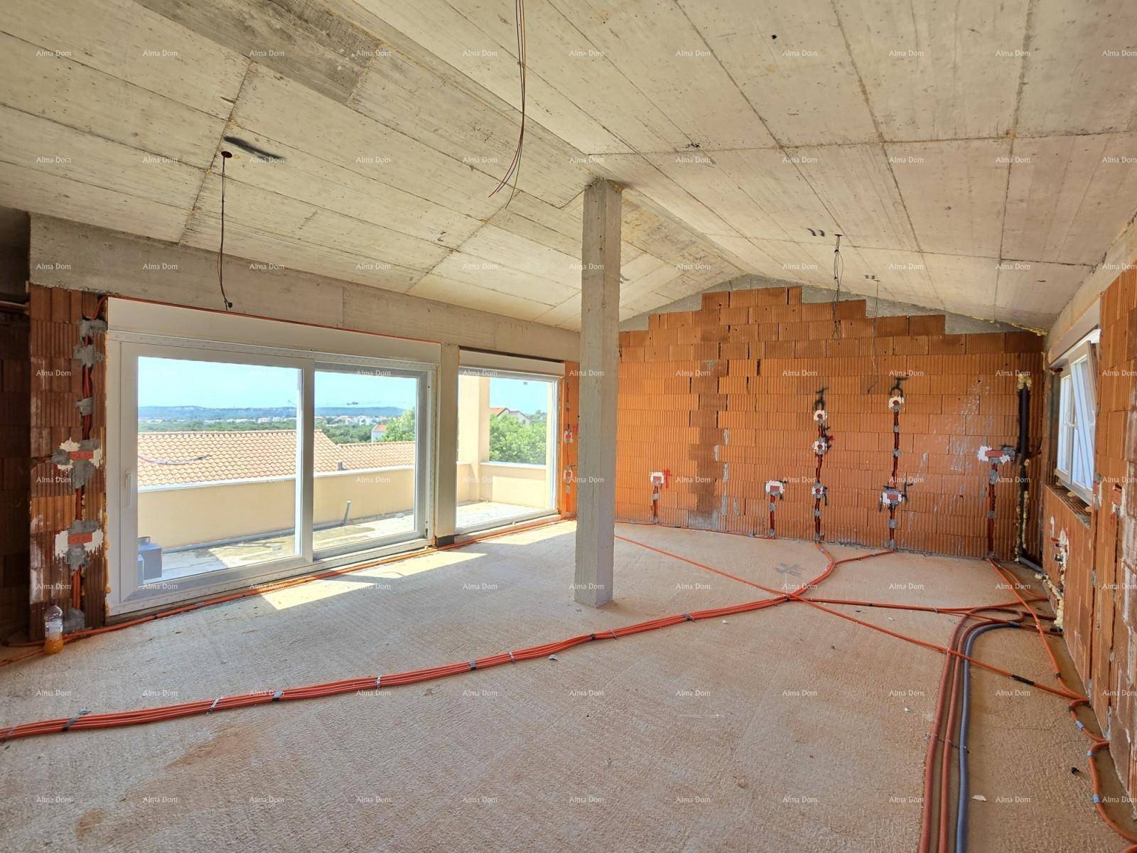 Heller Wohnbereich im Rohbau mit Betondecke, Dachschräge und Zugang zur Terrasse.