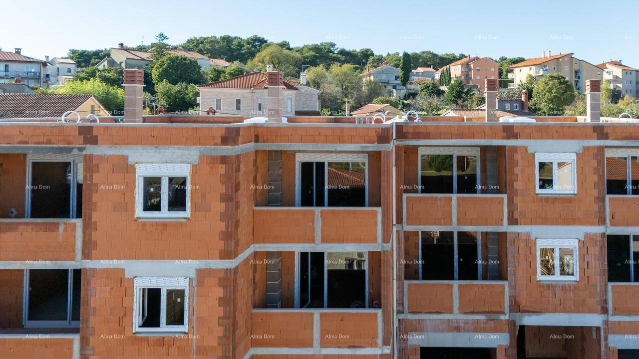 Nahaufnahme der Fassade eines Neubaus mit Fenstern und Rollläden.