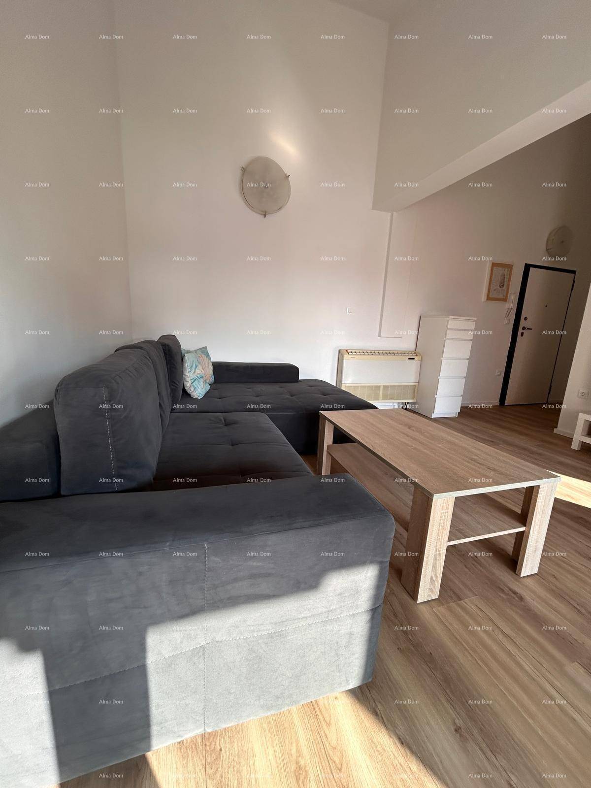Gemütlicher Wohnbereich mit großem Ecksofa und hellem Laminatboden.