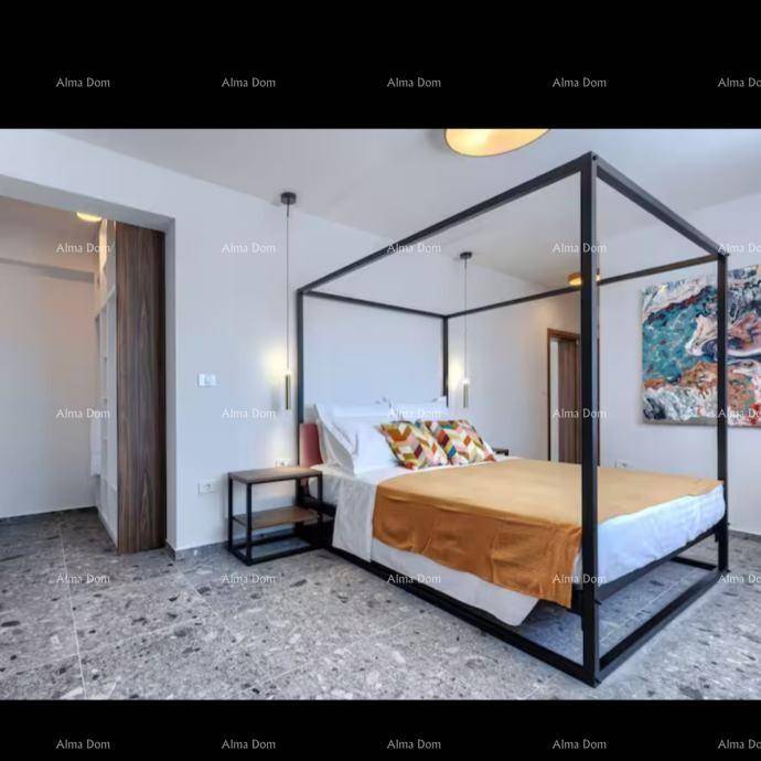Schlafzimmer mit modernem Himmelbett, integriertem Kleiderschrank und Kunstwerk an der Wand.