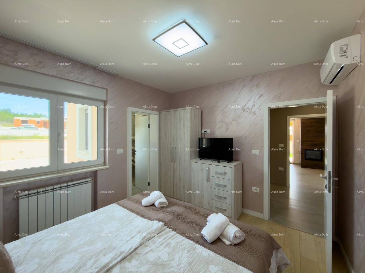 Helles Schlafzimmer mit Klimaanlage, Kleiderschrank und Zugang zum Bad.