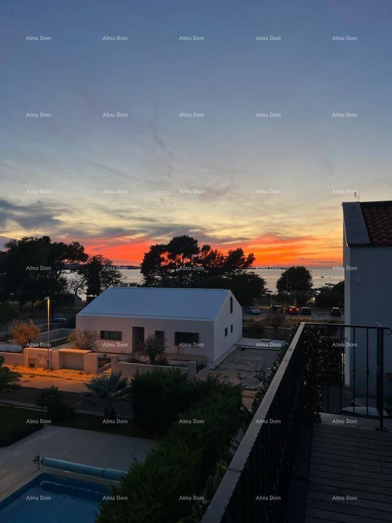 Atemberaubender Sonnenuntergang über dem Meer, gesehen von einem Balkon oder einer Terrasse.