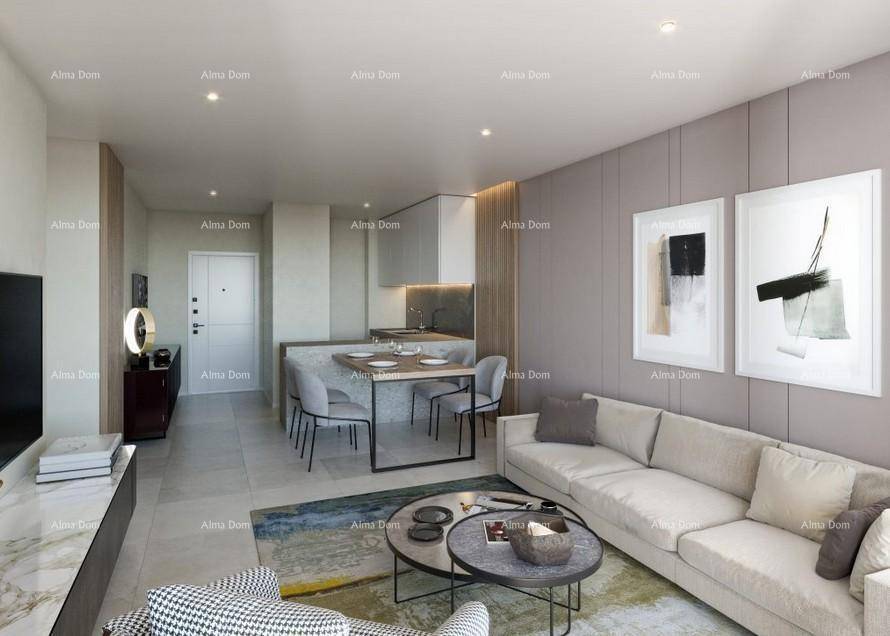 Modernes Wohn- und Esszimmer mit offener Küche, hellen Fliesen und minimalistischer Einrichtung.