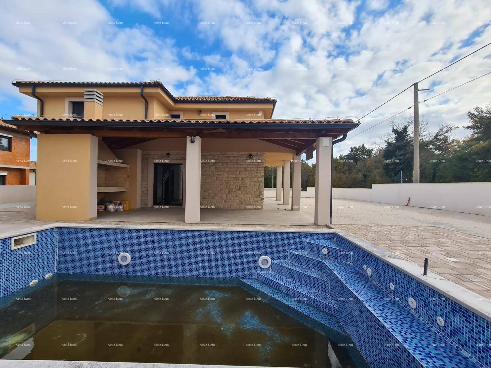 Außenbereich des Neubaus mit gefliestem Pool und überdachtem Grillplatz für entspannte Stunden.