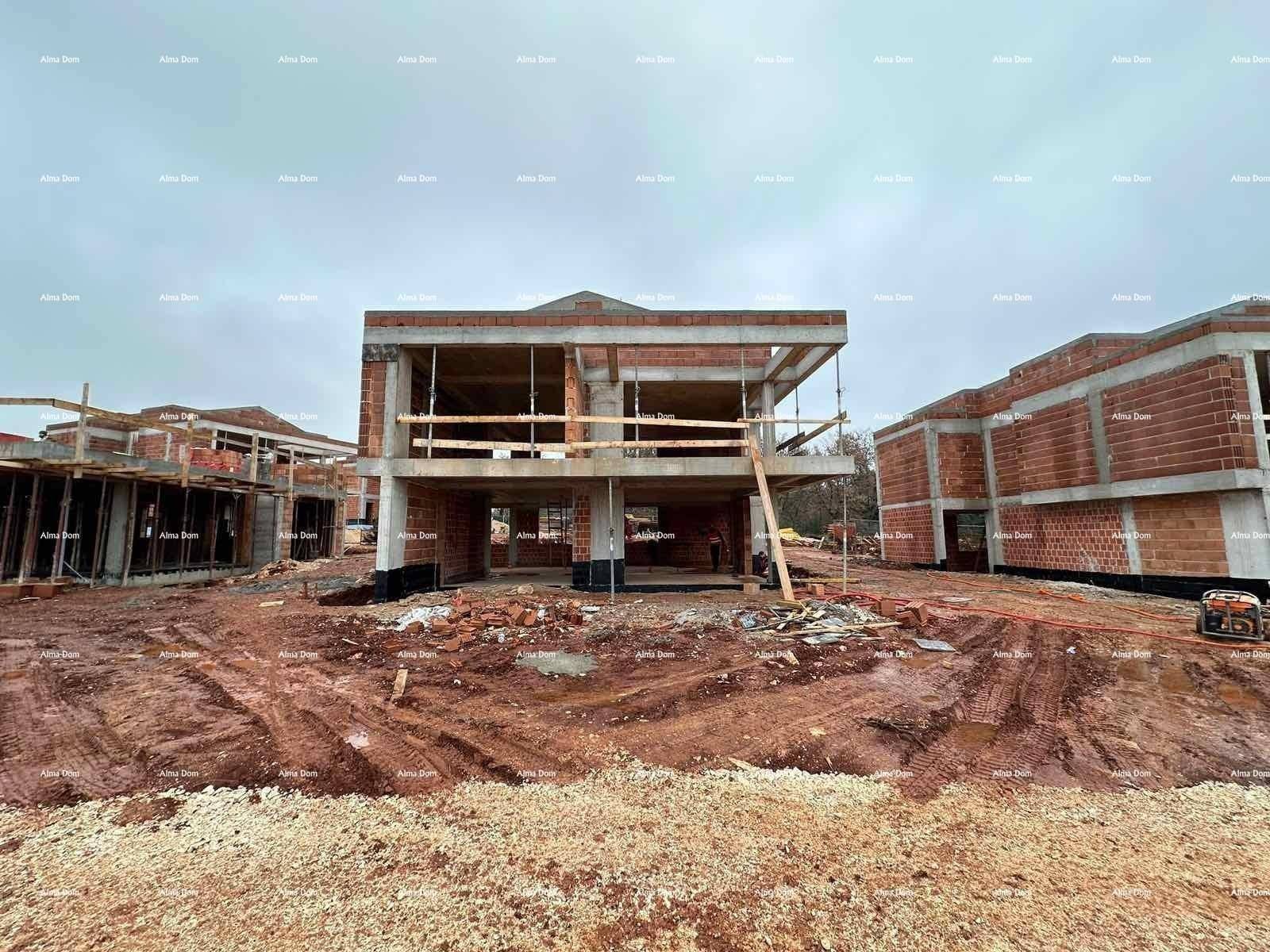 Rohbau eines Hauses mit Ziegelwänden und Betonstruktur auf einer Baustelle.