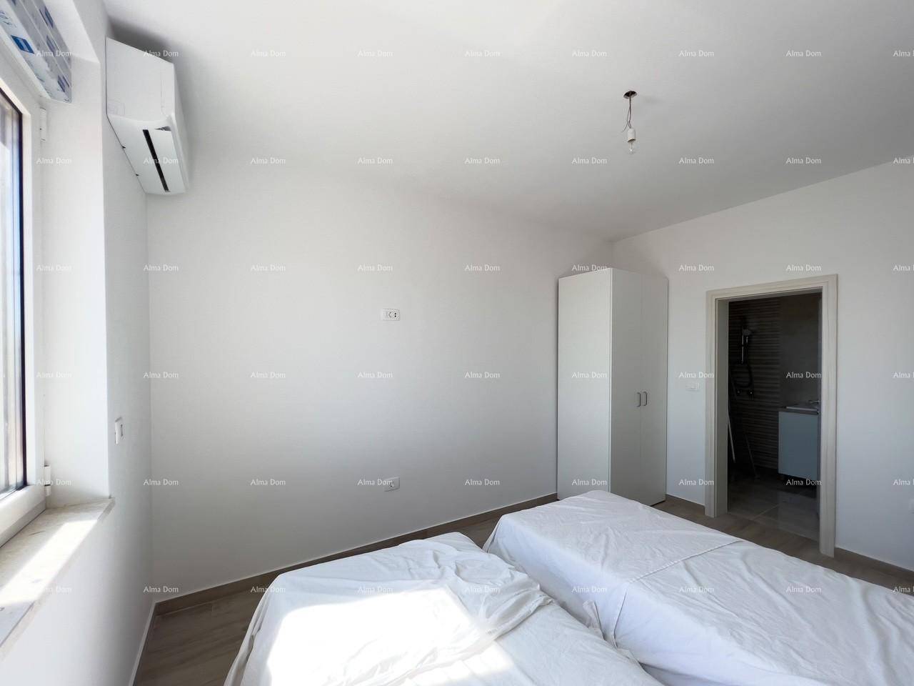 Helles Schlafzimmer mit zwei Einzelbetten, Klimaanlage und großem Fenster.