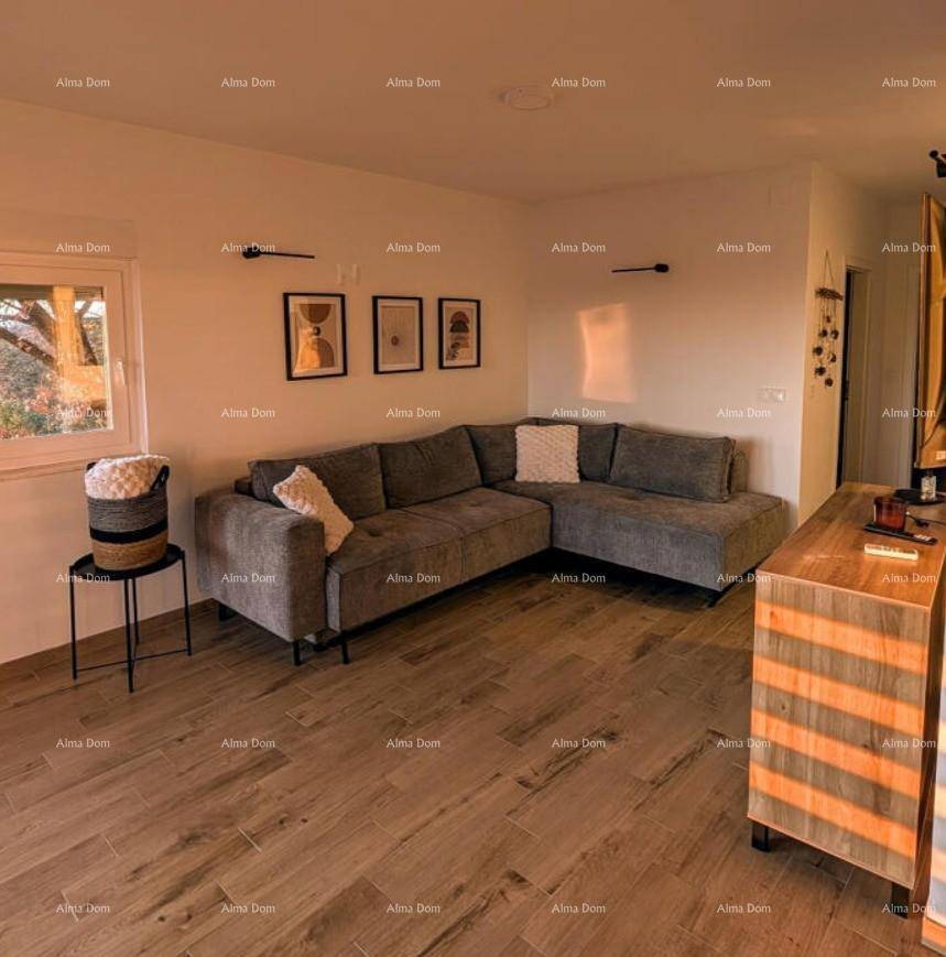 Geräumiges Wohnzimmer mit großem Ecksofa und hellem Holzfußboden, ideal zum Entspannen.