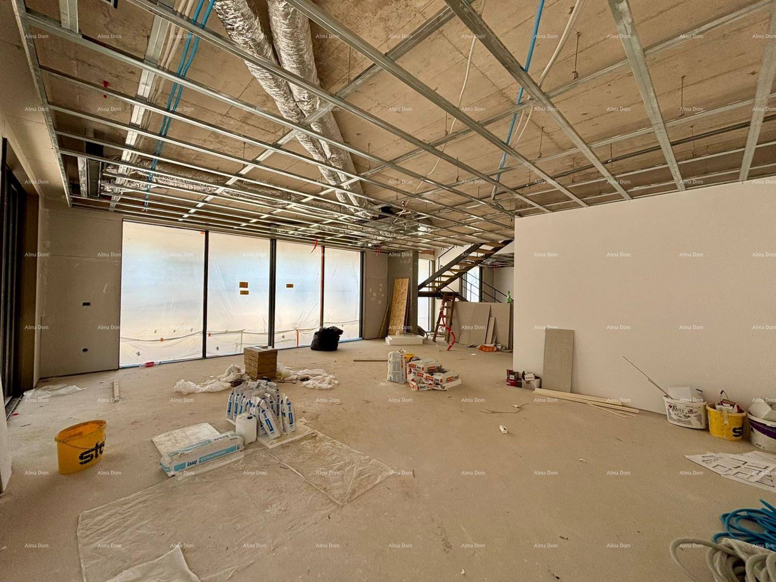 Großer offener Raum im Rohbau mit sichtbarer Deckenkonstruktion und Materialien für den Innenausbau.