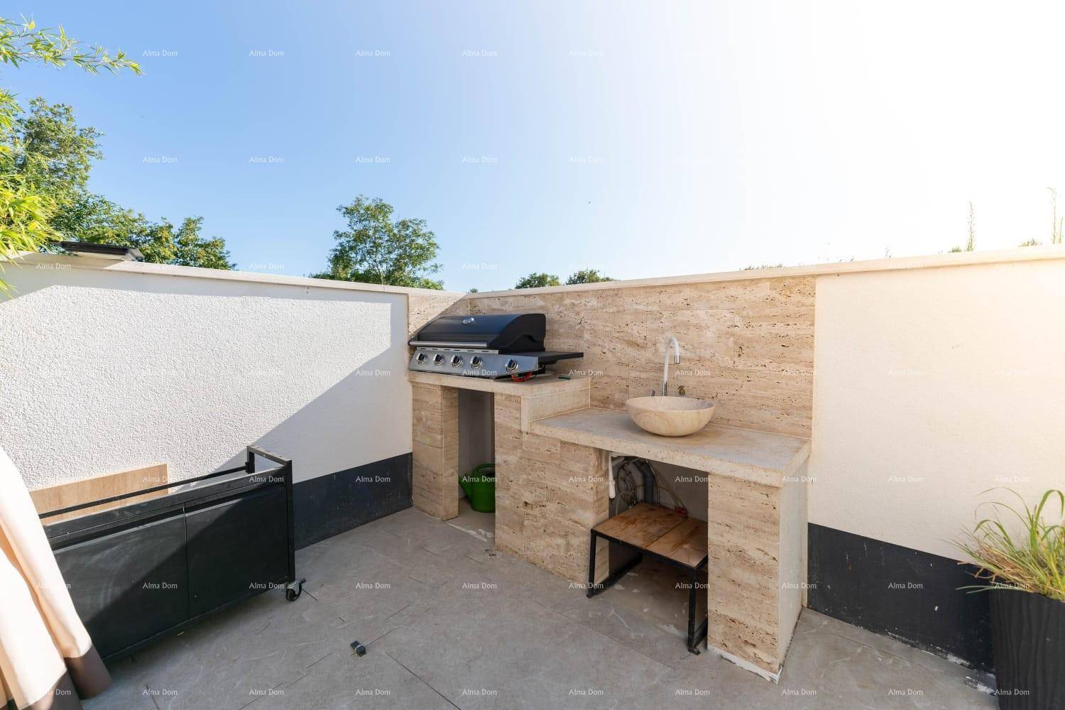 Funktionale Außenküche mit Grill, Spülbecken und Arbeitsfläche auf einer sonnigen Terrasse.