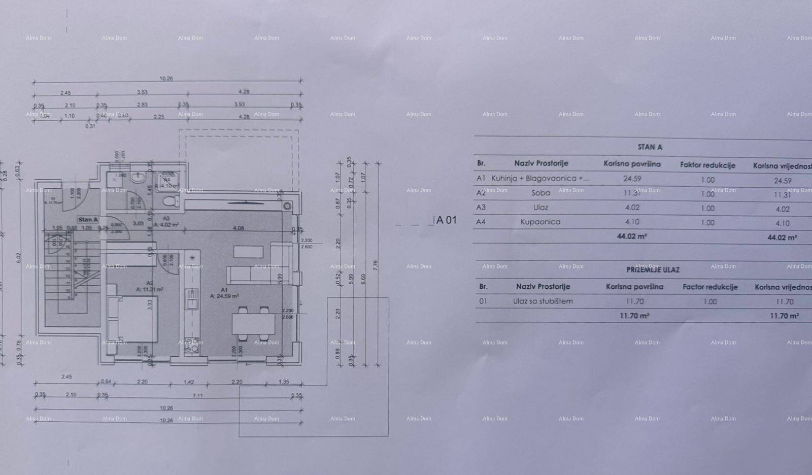 Detaillierter Grundriss einer Wohnung mit offenem Wohn-Essbereich, einem Schlafzimmer, Badezimmer und Zugang zu einem Balkon.